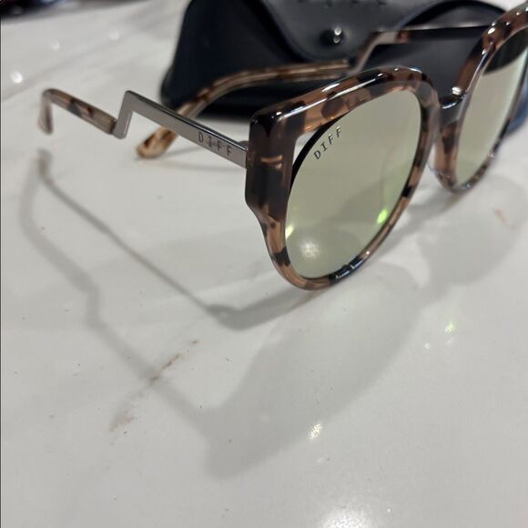DIFF Penny Tortoise Sunglasses with Yellow Lenses